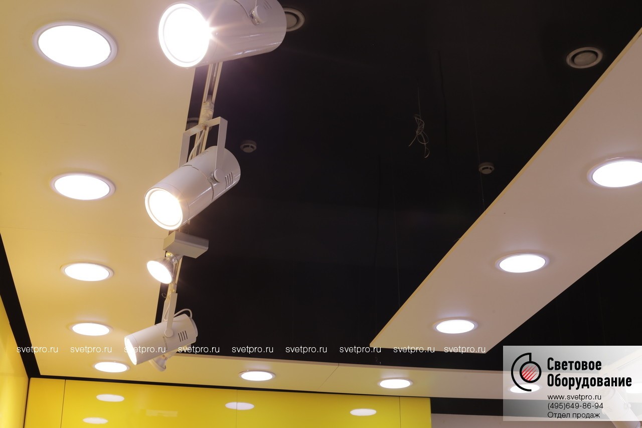Комбинация downlight и трековых светильников Комбинированное акцентное и общее освещение обеспечивается трековыми и встроенными downlight-светильниками